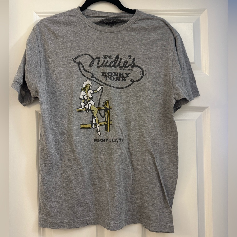 🌚NASHVILLE BAR T-SHIRT🌚